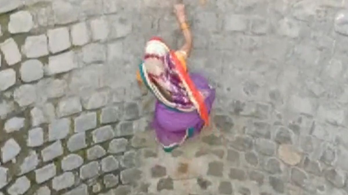 Kobiety bez zabezpieczeń schodzą do studni, żeby zdobyć wodę 