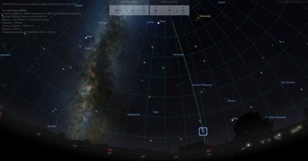 Starlink na nocnym niebie. "Kosmiczny pociąg" widać nawet między chmurami