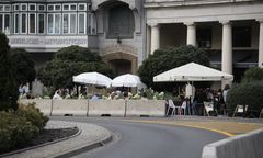 Warszawa. Ogródki na pasie jezdni na pl. Zbawiciela. Znamy datę