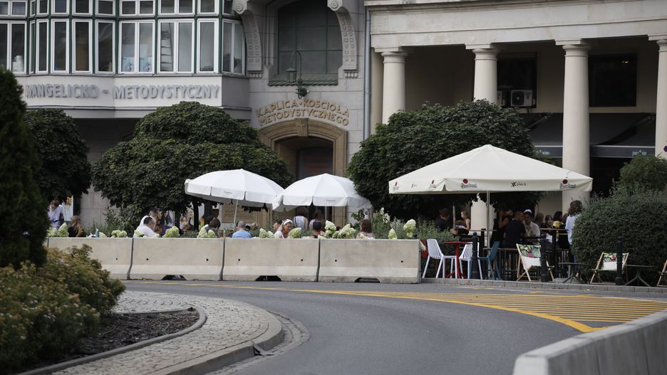 Warszawa. Stoliki restauracyjne na zwężonym pasie jezdnia na placu Zbawiciela, 2020 r.
