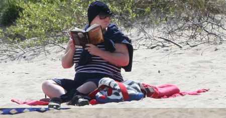 Niezgoda opala się na plaży... SEXY?