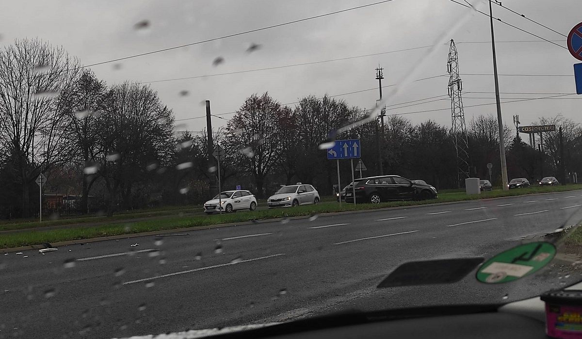 Kolizja toyoty z renaltem na skrzyżowaniu ul. Mełgiewskiej i Frezerów