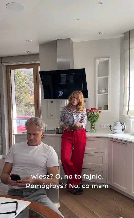 Tak mieszka Dorota Chotecka i Radosław Pazura: biel w kuchni, jasne drewno i duży ogród 