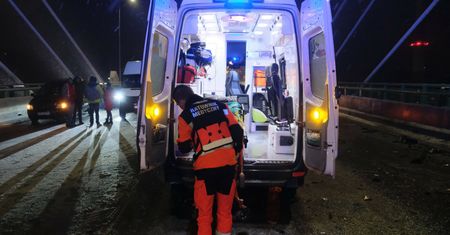 20 mężczyzn napadło ratowników medycznych pod Warszawą