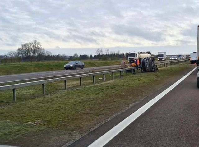 Pojazd osobowy wypadł z drogi, przewrócił się na bok. Utrudnienia w ruchu na drodze ekspresowej (zdjęcia)