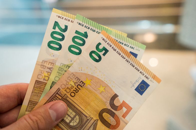 Kursy walut NBP 24.08.2020 Poniedziałkowy kurs euro, funta, dolara i franka szwajcarskiego