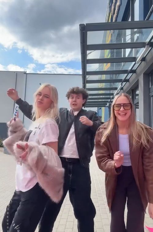 Mateusz Pawłowski z ukochaną Kornelią i Klaudia Rąba