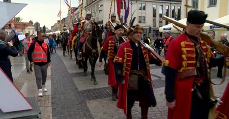 Przez centrum Białegostoku przedefilowała husaria. Parada była hołdem złożonym przez rekonstruktorów podlaskim husarzom walczącym pod Wiedniem