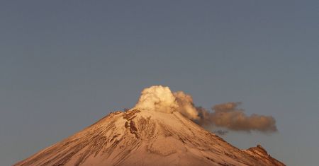 Popocatepetl wciąż wyrzuca chmury popiołu