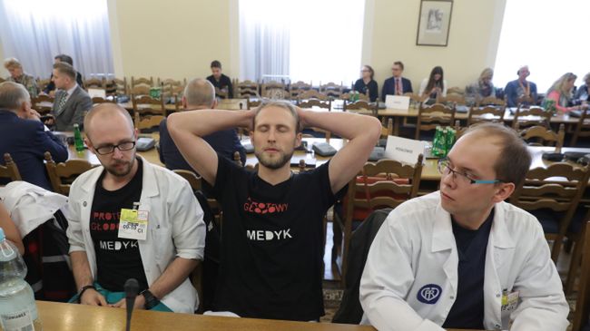 Przedstawiciele rezydentów podczas poniedziałkowego posiedzenia sejmowej komisji zdrowia
