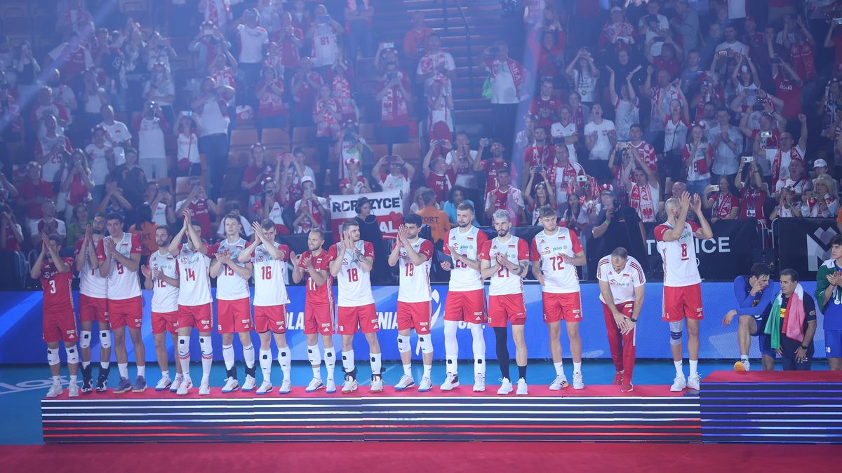 Katowice, 11.09.2022. Siatkarze reprezentacji Polski podczas dekoracji medalowej. Polacy w finale mistrzostw świata ulegli Włochom, 11 bm. (js) PAP/Łukasz Gągulski