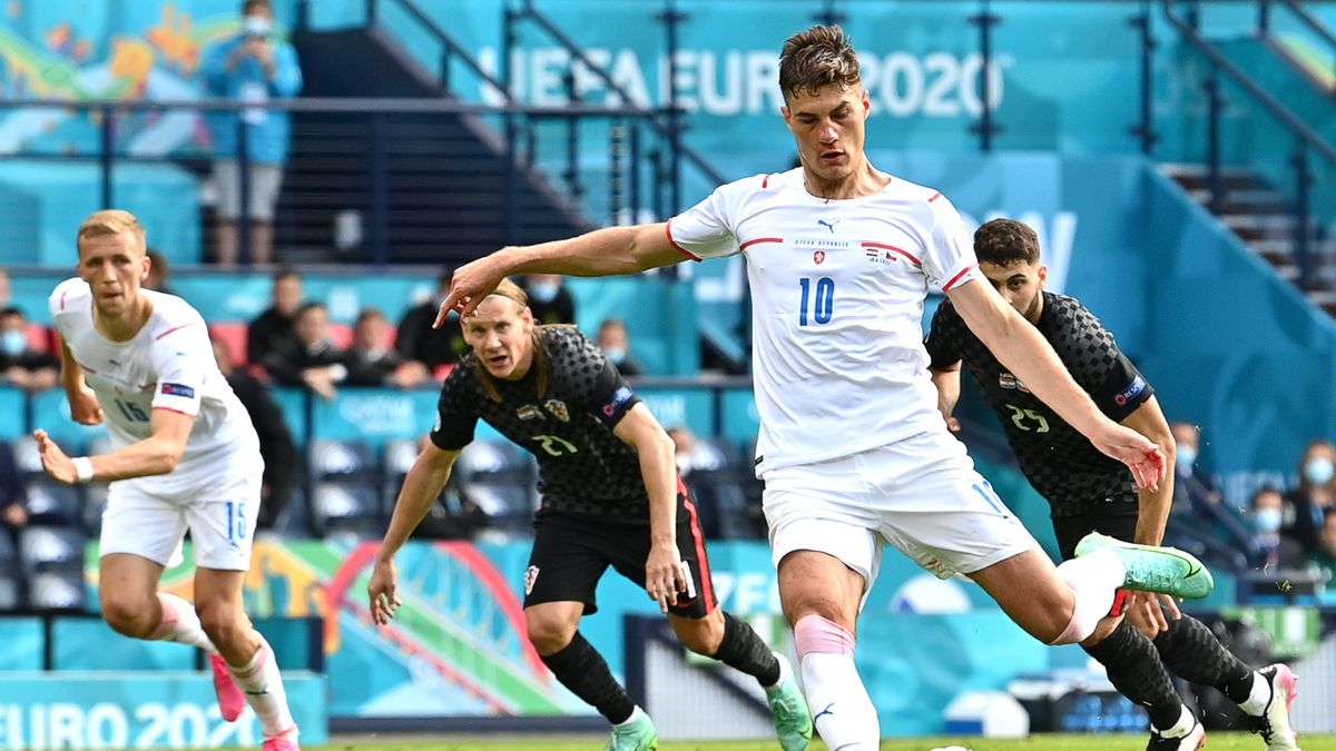 PAP/EPA / Paul Ellis / Patrick Schick wykonuje rzut karny w meczu z Chorwacją