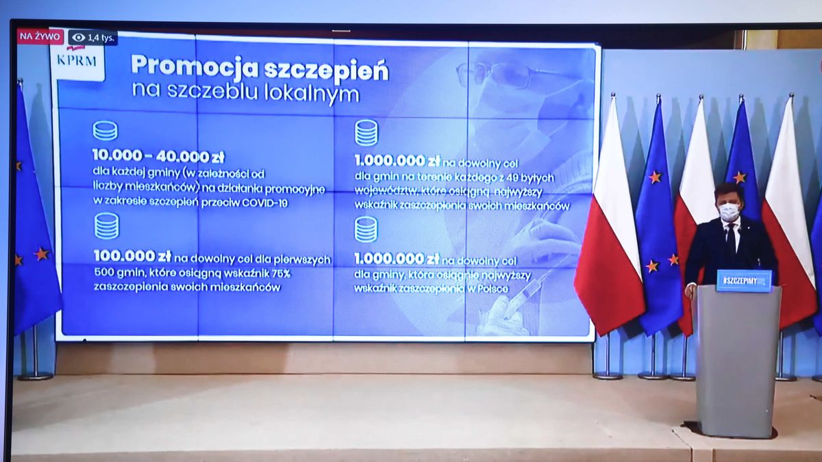 Warszawa, 25.05.2021. Koronawirus w Polsce. Minister-członek Rady Ministrów, szef Kancelarii Prezesa Rady Ministrów Michał Dworczyk podczas konferencji prasowej transmitowanej przez serwis PAP.pl z kancelarii premiera w Warszawie, 25 bm. Szef KPRM poinformował, że 25 bm. w Polsce przekroczony zostanie 50 proc. osób pełnoletnich, które zarejestrowały się w systemie szczepień.  (kf) PAP/Wojciech Olkuśnik