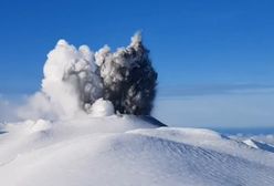 Erupcja rosyjskiego wulkanu na Wyspach Kurylskich. Nad kraterem unosi się dym