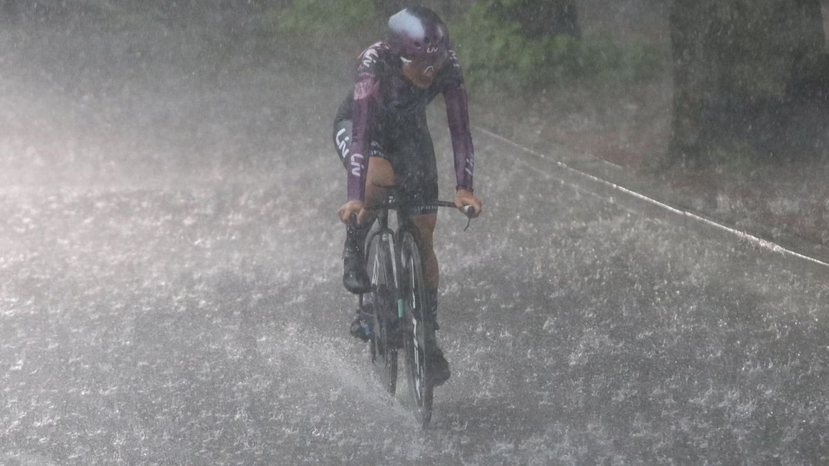 Zdjęcie okładkowe artykułu: Twitter / Bart Hazen / Na zdjęciu: trudne warunki atmosferyczne podczas Giro d'Italia