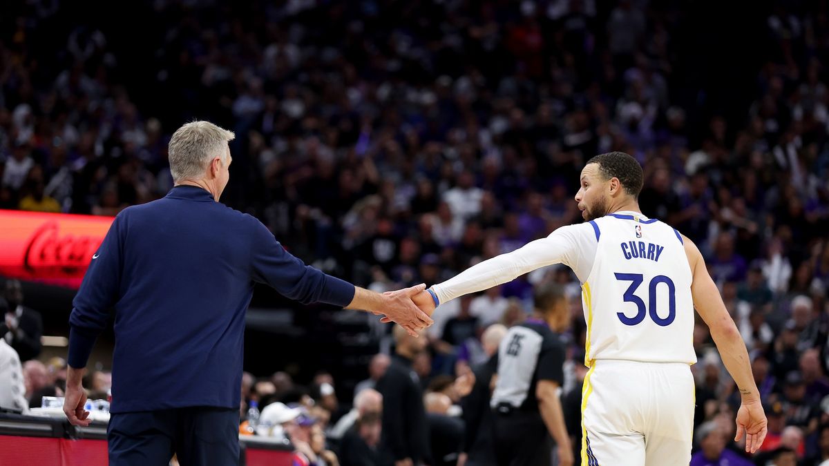 Getty Images / Ezra Shaw / Na zdjęciu: Steve Kerr (z lewej) i Stephen Curry.