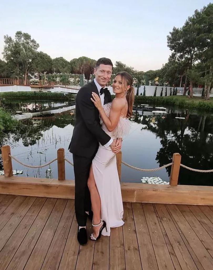Julia Wieniawa pozuje w piórach. Fani porównali ją do Anny Lewandowskiej
