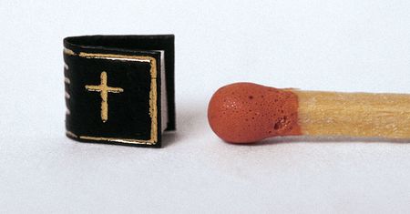 Tej książki nie przeczytasz gołym okiem. Miniaturowy skarb był hitem aukcji