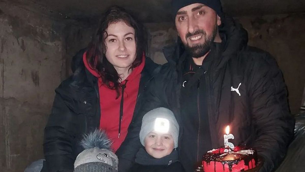 Ukraińska rodzina świętowała urodziny w... schronie. 