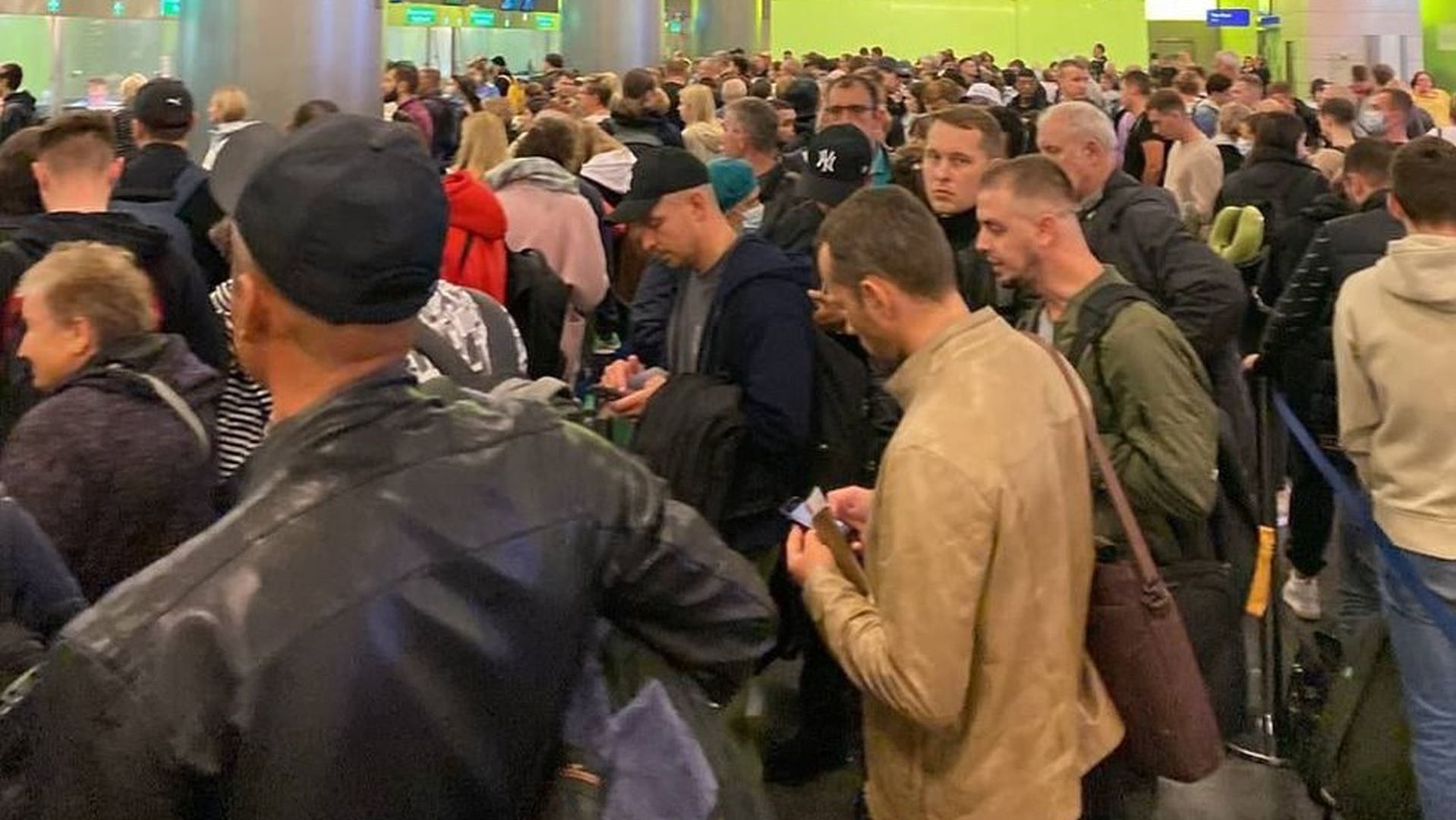 Tłumy na lotnisku Wnukowo dobę po orędziu Władimira Putina
