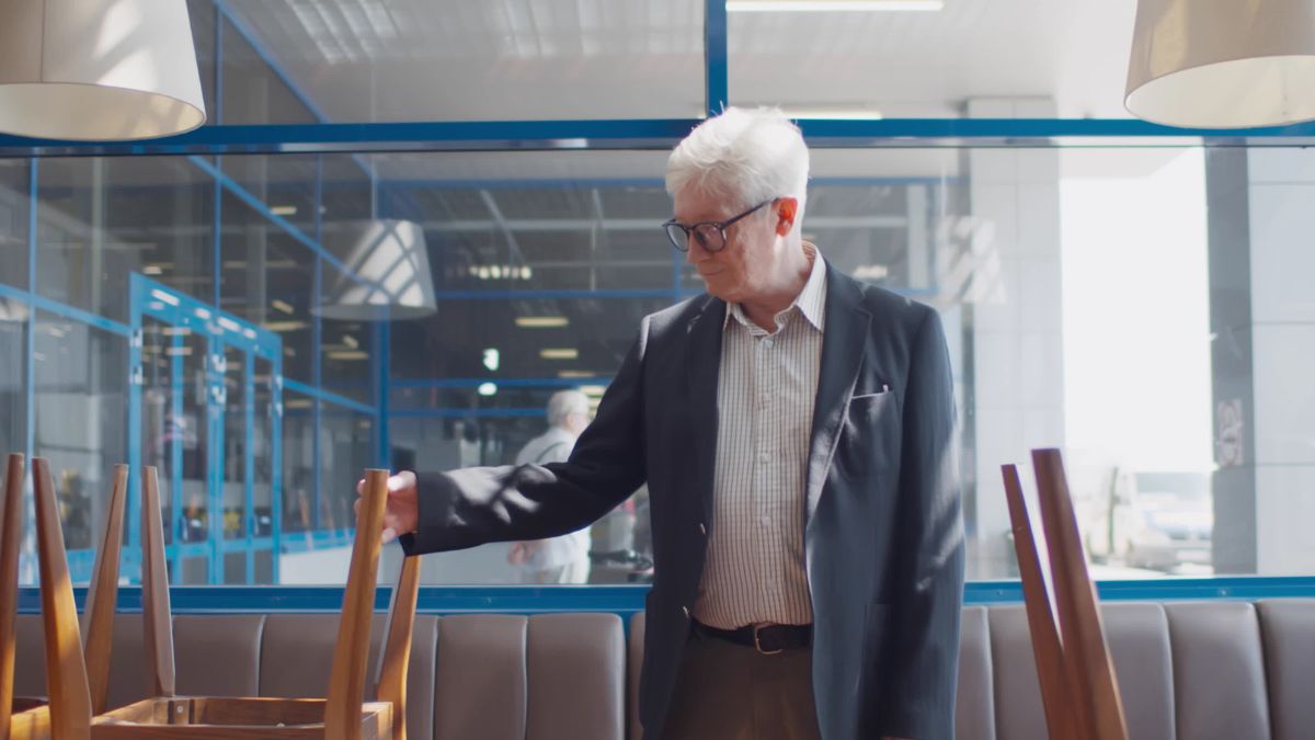 Właściciel restauracji w pustym lokalu.