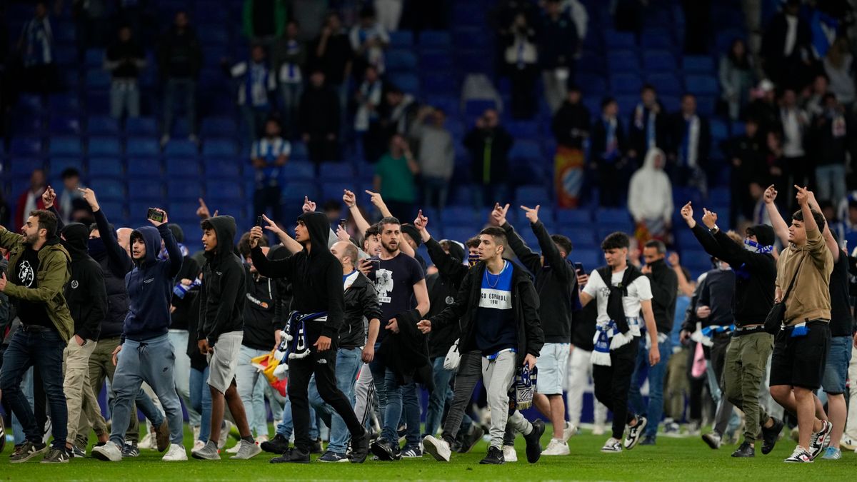 PAP/EPA / Alejandro Garcia / Na zdjęciu: pseudokibice Espanyolu