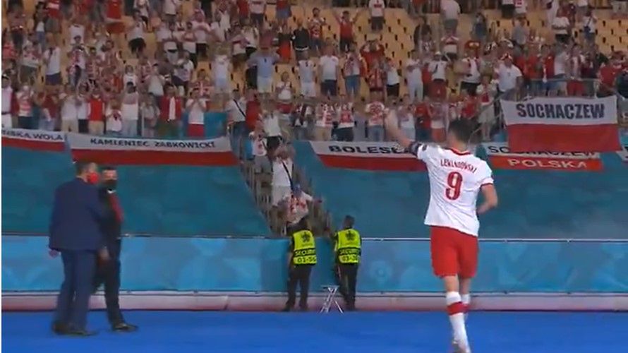 Robert Lewandowski dziękuje kibicom po meczu z Hiszpanią