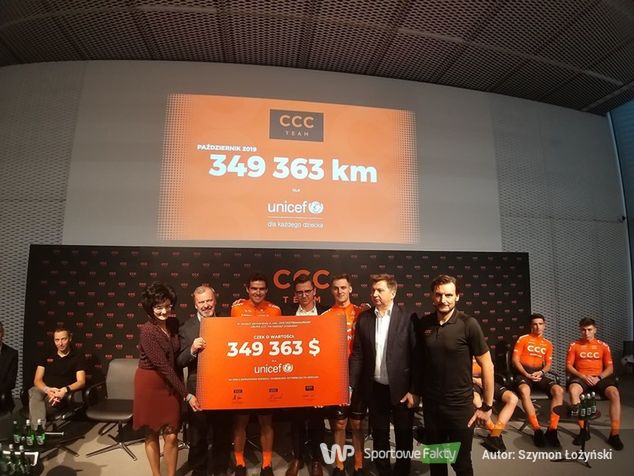 Uroczyste wręczenie symbolicznego czeku dla UNICEF od CCC Team na kwotę około miliona 360 tys. złotych