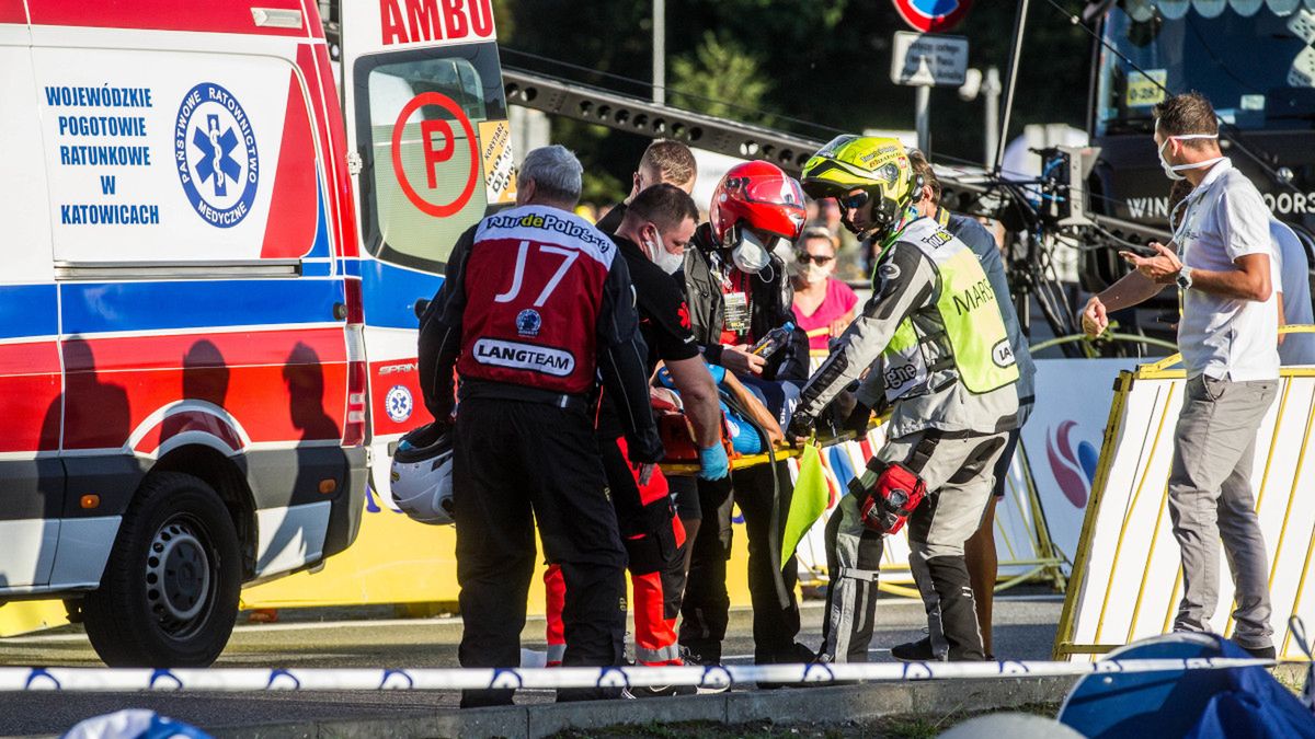 Służby medyczne interweniujące po kraksie na mecie 1 etapu wyścigu kolarskiego 77 Tour de Pologne