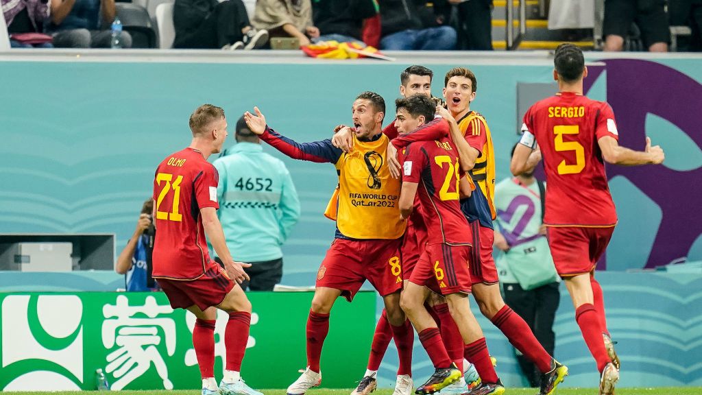 Zdjęcie okładkowe artykułu: Getty Images / Tnani Badreddine/DeFodi Images / Na zdjęciu: Kadra Hiszpanii po golu Moraty w meczu z Niemcami