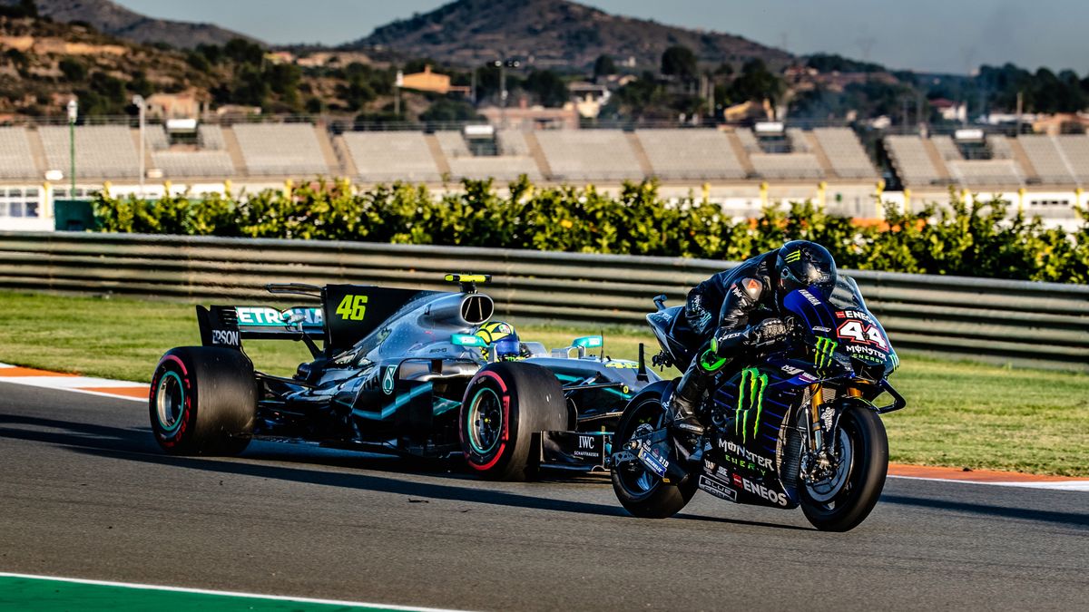 Zdjęcie okładkowe artykułu: Materiały prasowe / Yamaha / Na zdjęciu: Valentino Rossi (w samochodzie) i Lewis Hamilton