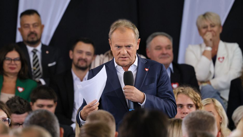 Warszawa, 12.10.2024. Premier Donald Tusk (C) przemawia podczas konwencji Koalicji Obywatelskiej w Hali Sportowej OSIR w Warszawie, 12 bm. Podczas połączonego z Radą Krajową PO wydarzenia premier Donald Tusk ma ogłosić wieloletnią strategię migracyjną Polski. (jm) PAP/Paweł Supernak
