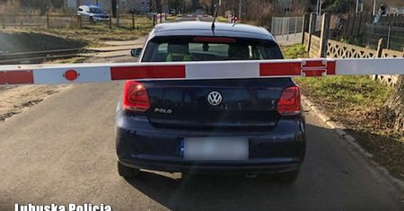 81-latek wjechał za zamknięte rogatki. Tragedia była o włos