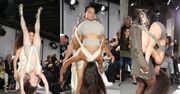 Modelki na pokazie ubrane... w inne modelki! (ZDJĘCIA)