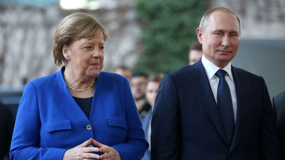 Berlin Hosts UN Libya Conference
BERLIN, GERMANY - JANUARY 19: German Chancellor Angela Merkel (CDU, L) greets Russian President Vladimir Putin as he arrives for an international summit on securing peace in Libya at the German federal Chancellery on January 19, 2020 in Berlin, Germany. Leaders of nations and organizations linked to the current conflict are meeting to discuss measures towards reaching a consensus between the warring sides and ending hostilities. (Photo by Adam Berry/Getty Images)
Adam Berry
politik, libyen