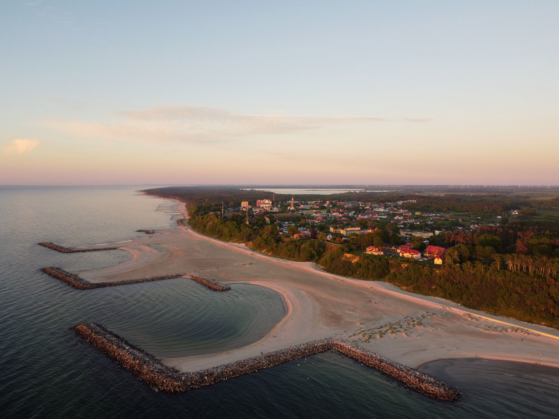 Charakterystyczny kształt plaża w Jarosławcu zawdzięcza piaskowi naniesionemu z głębi morza