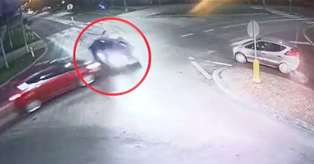Nagle ford wyleciał z drogi. Ściął znak w powietrzu