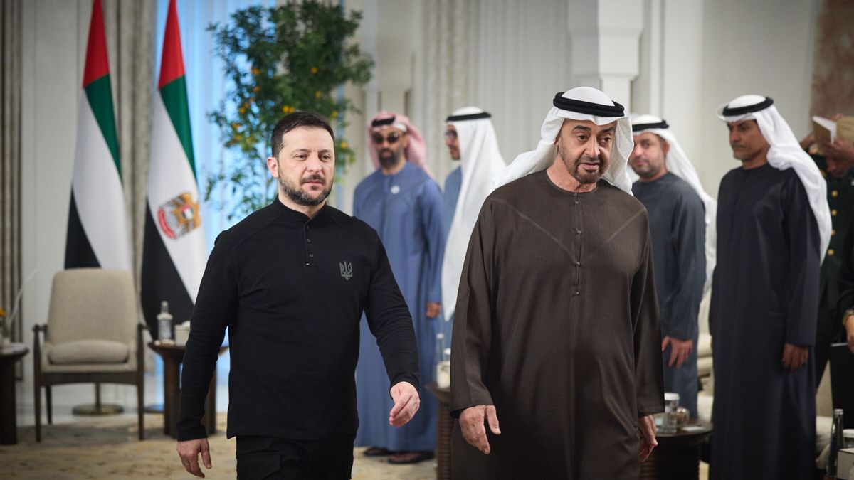 A handout photo made available by the Ukrainian Presidential Press Service shows United Arab Emirates (UAE) President Mohammed bin Zayed Al Nahyan (R) welcoming Ukraine's President Volodymyr Zelensky (L) prior to their meeting in Abu Dhabi, UAE, 17 February 2025. EPA/Presidential Press Service HANDOUT HANDOUT EDITORIAL USE ONLY/NO SALES Dostawca: PAP/EPA.