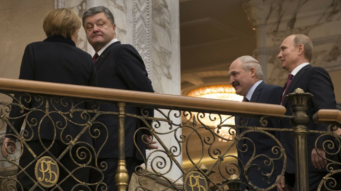Prezydent Petro Poroszenko (drugi z lewej) podczas szczytu w sprawie Ukrainy, do którego doszło w Mińsku. Brała w nim udział m.in. Angela Merkel, Aleksander Łukaszenka i Władimir Putin