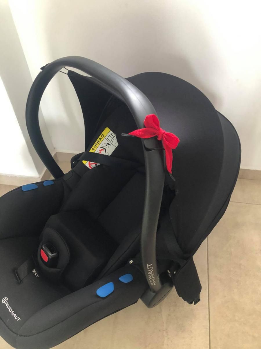 Czerwona kokardka na foteliku