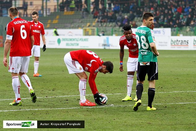 Maciej Małkowski (nr 88 na koszulce) miał olbrzymi wkład w dwie pierwsze bramki swojego zespołu w starciu z Wisłą Kraków