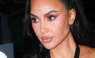 Kim Kardashian świętowała nowy rok w Aspen, gdzie szczuła BIUSTEM Lewisa Hamiltona. Miło z jej strony? (FOTO)