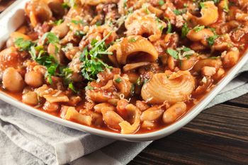 Nie tylko carbonara i ragu. Ten włoski makaron z fasolą powali cię na kolana