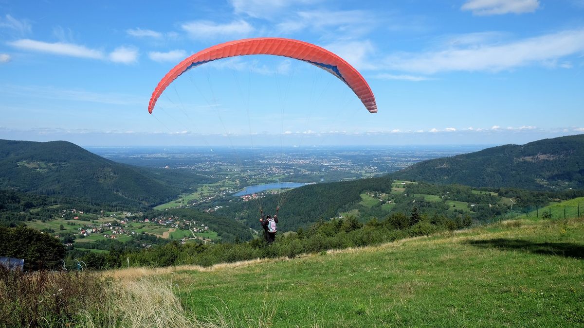 Lot paralotnia z góry żar
