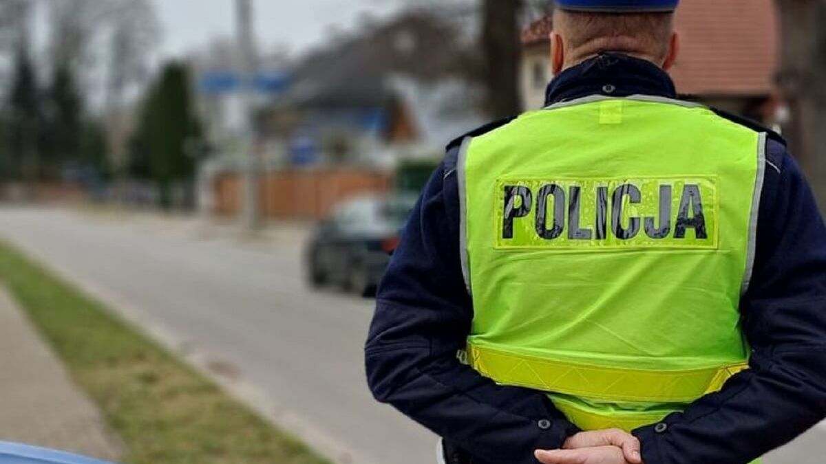 Policjanci badają trzeźwość