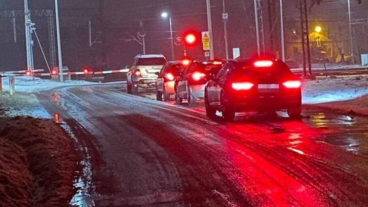 19-latek nie mógł się doczekać, aż otworzą przejazd kolejowy. Na oczach policjantów ominął zapory. 