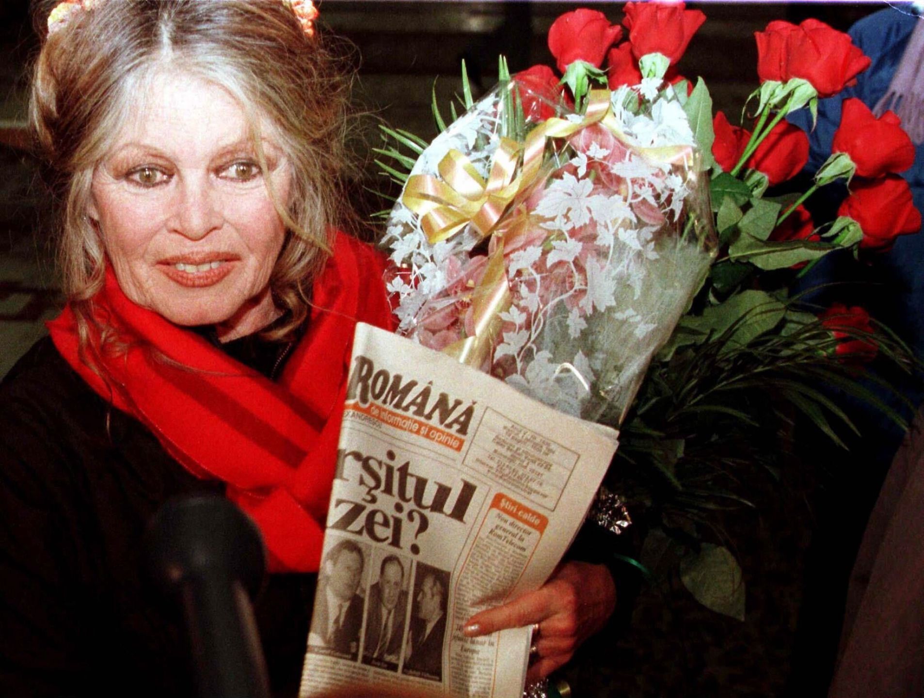 (FILE) - Former French actress and animal rights campaigner Brigitte Bardot talks to reporters upon her arrival to Bucharest, Romania, 04 February 1998 (reissued 28 December 2025). French film legend and animal rights activist Brigitte Bardot has died aged 91, her foundation announced on 28 December 2025. EPA/BOGDAN PETRESCU *** Local Caption *** 99383000 Dostawca: PAP/EPA.