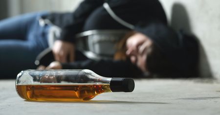 Nieprzytomne nastolatki znaleziono w parku. Były kompletnie pijane