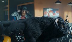 Byk chwycony z rogi reklamuje kredyt w BGŻ BNP Paribas (wideo)