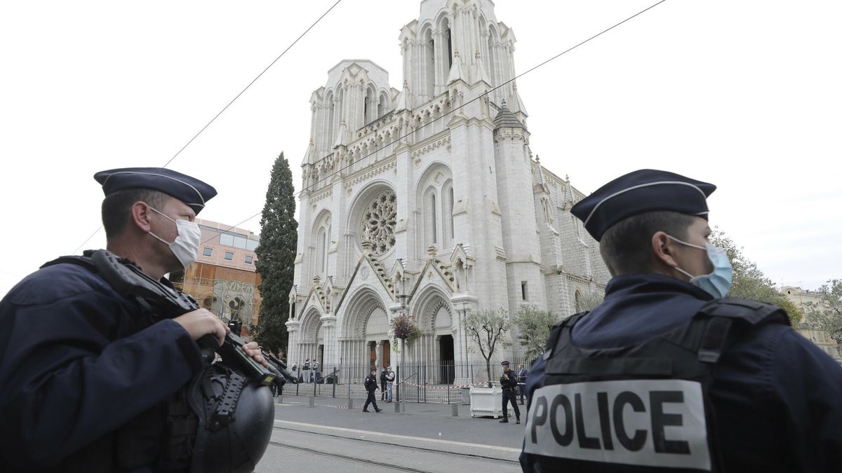 arch42
Police officers stand guard near Notre Dame church in Nice, southern France, Thursday, Oct. 29, 2020. An attacker armed with a knife killed at least three people at a church in the Mediterranean city of Nice, prompting the prime minister to announce that France was raising its security alert status to the highest level. It was the third attack in two months in France amid a growing furor in the Muslim world over caricatures of the Prophet Muhammad that were re-published by the satirical newspaper Charlie Hebdo. (Eric Gaillard/Pool via AP)
Pool Reuters